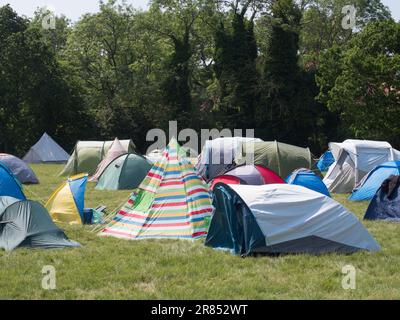 Un gran numero di tende sono state allestite in un campeggio. Più colori. Attività ricreative Foto Stock