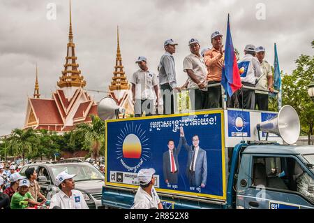 I sostenitori di Sam Rainsy bloccano la strada davanti all'edificio dell'Assemblea Nazionale prima delle elezioni generali. Phnom Penh, Cambogia. © Kraig Lieb Foto Stock