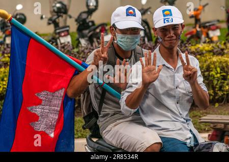 I sostenitori di Sam Rainsy hanno una bandiera cambogiana e mostrano #7 con le loro mani durante le elezioni nazionali del 2013. Phnom Penh, Cambogia. © Kraig Lieb Foto Stock