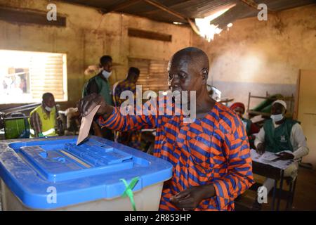 Bamako, Mali. 18th giugno, 2023. Un uomo lancia il suo voto in un centro di voto a Bamako, capitale del Mali, il 18 giugno 2023. Il voto per il referendum costituzionale è iniziato domenica mattina in Mali. I risultati provvisori dovrebbero essere annunciati entro 72 ore. Le elezioni presidenziali del Mali sono previste per febbraio 2024. Credit: Habib Kouyate/Xinhua/Alamy Live News Foto Stock