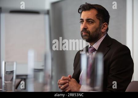 Humza Yousaf, MSP del Partito Nazionale Scozzese (SNP), candidato alla carica di primo Ministro della Scozia, a Lanark, Scozia, 6 marzo 2023. Foto Stock