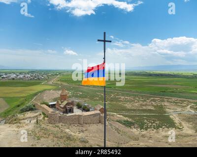 Vista ravvicinata della bandiera armena sullo sfondo del monastero Khor Virap in Armenia in una giornata di sole Foto Stock