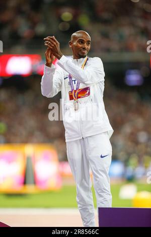 MO Farah alla cerimonia di premiazione e riceve la medaglia al World Athletics Championships London 2017. Foto Stock