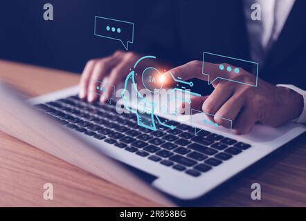 Chatta con l'intelligenza artificiale o artificiale. Un giovane uomo d'affari che chiacchiera con un'intelligenza artificiale o con un'intelligenza artificiale utilizzando una chat di intelligenza artificiale Foto Stock