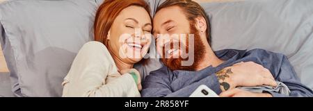 coppia spensierata rossa che passa il tempo di qualità senza i capretti, giorno fuori, marito e moglie allegri, uomo bearded, donna sorridente, vita comoda, b accogliente Foto Stock