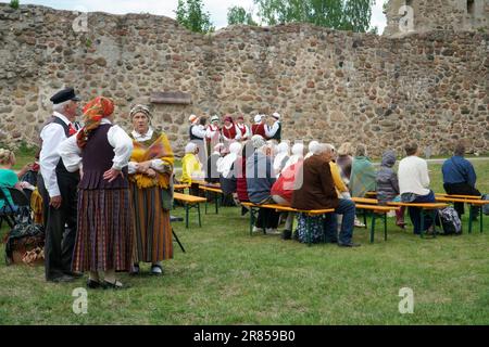 Dobele, Lettonia - 27 maggio 2023. Anziani in costumi nazionali lettoni in un festival presso l'evento culturale vicino alle rovine del Castello di Dobele. La gente in colorfu Foto Stock