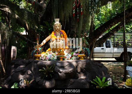 Antiche statue eremite o antiche rovine eremite per i viaggiatori thailandesi visitare e rispettare la benedizione sacra mistero mito a Wat Pho Ka Foto Stock