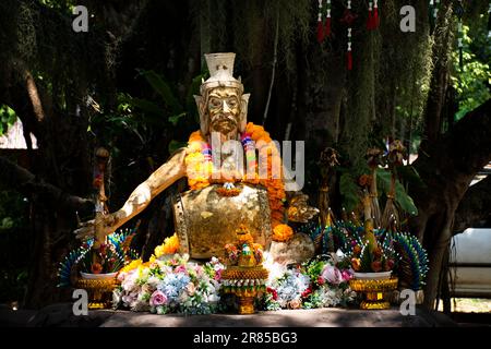 Antiche statue eremite o antiche rovine eremite per i viaggiatori thailandesi visitare e rispettare la benedizione sacra mistero mito a Wat Pho Ka Foto Stock