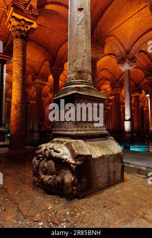 All'interno dell'antica Cisterna Basilica, Istanbul, Turchia. Una faccia è scolpita nella parte inferiore di una delle numerose colonne. Foto Stock