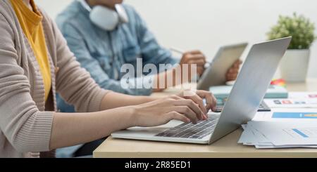 primo piano donna che utilizza un computer portatile. Interfaccia utente UX grafica di progettazione con progettazione grafica schizzi creazione di idee creative Foto Stock