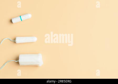 Diversi tamponi mestruali su sfondo beige Foto Stock