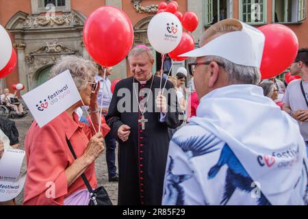 Danzica, Polonia. 18th giugno, 2023. Danzica, Polonia Giugno, 18th. 2023 Mons. Wieslaw Szlachetka è visto a Danzica, Polonia il 18 giugno 2023 dozzine di persone, per lo più pensionati, hanno partecipato alla cosiddetta marcia Nazionale per la vita e la famiglia organizzata dalla chiesa cattolica, dalle organizzazioni a favore della vita e di estrema destra con un forte sostegno del partito di diritto e giustizia (PIS). Chiedono il divieto totale di aborto e contraccezione in Polonia. Credit: Vadim Pacajev/Alamy Live News Foto Stock