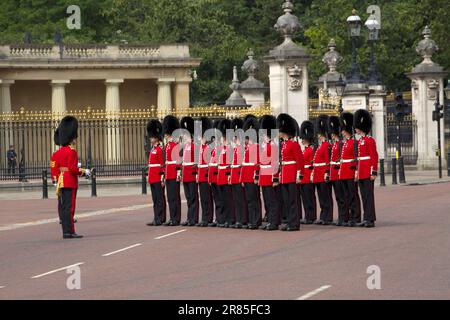 Grenadier Guards rivestimento del Mall Trooping il colore 2023 Foto Stock