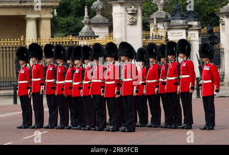 Grenadier Guards rivestimento del Mall Trooping il colore 2023 Foto Stock