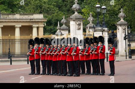 Grenadier Guards rivestimento del Mall Trooping il colore 2023 Foto Stock