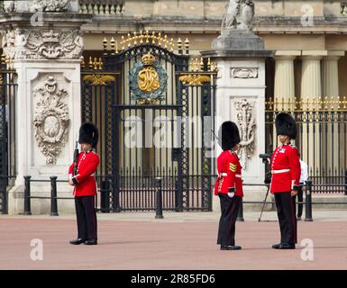 Grenadier Guards rivestimento del Mall Trooping il colore 2023 Foto Stock