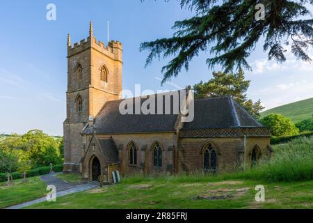 La chiesa parrocchiale del 19th ° secolo di Sant'Andrea nel villaggio di Corton Denham, Somerset, Inghilterra. Foto Stock