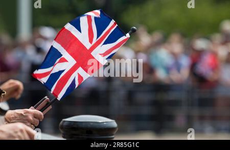 Sbandieratura Union Jack sbandieratura del colore 2023 Foto Stock