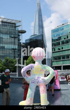 Londra, Regno Unito. 19 giugno 2023. Il personaggio televisivo per bambini Morph arriva a Londra in una mostra d’arte pubblica gratuita. Le statue a misura d’uomo sono state create accanto alla carit per la sedia a rotelle dei bambini Wizz-Kidz. Le sculture Morph saranno esposte dal 19 giugno al 20 agosto 2023 insieme ad alcuni dei più rappresentativi monumenti di Londra. Credit: Waldemar Sikora/Alamy Live News Foto Stock