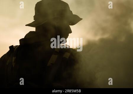 Airsoft warior al tramonto Foto Stock