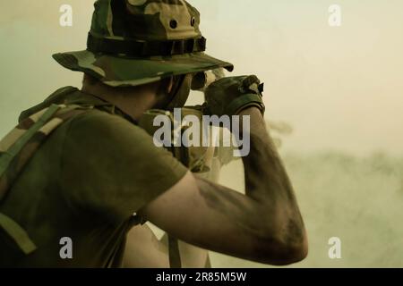 Airsoft warior al tramonto Foto Stock