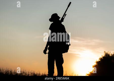 Airsoft warior al tramonto Foto Stock