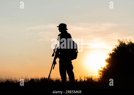 Airsoft warior al tramonto Foto Stock