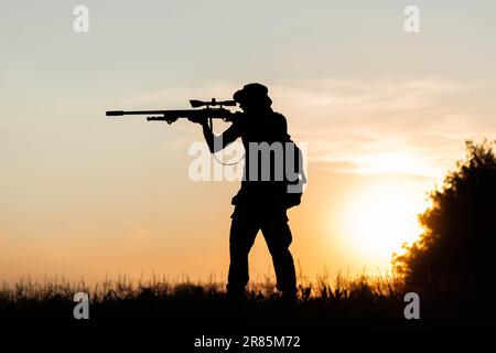 Airsoft warior al tramonto Foto Stock