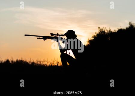 Airsoft warior al tramonto Foto Stock