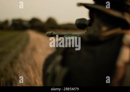 Airsoft warior al tramonto Foto Stock