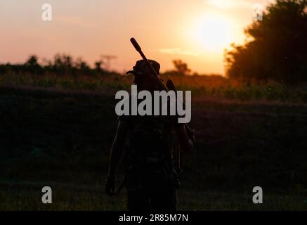 Airsoft warior al tramonto Foto Stock