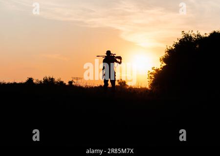 Airsoft warior al tramonto Foto Stock