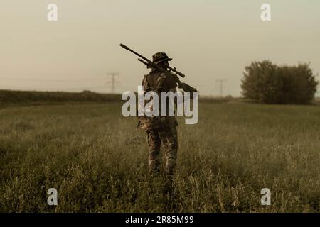 Airsoft warior al tramonto Foto Stock