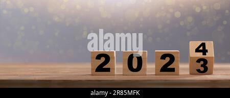 Buon anno 2024. I cubi di calendario in legno cambiano da 2023 a 2024. Sfondo del nuovo anno con spazio di copia Foto Stock