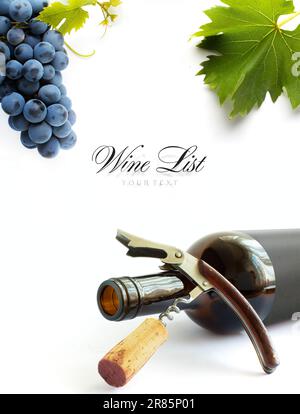 Bottiglia di vino con cavatappi e grappolo d'uva su fondo bianco. Vista panoramica dall'alto con spazio per il testo Foto Stock
