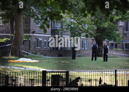 Londra, Regno Unito. 19th giugno, 2023. La polizia assiste alla scena in cui un ragazzo di 17 anni è stato pugnalato a morte a Paddington Green, West London. Photo credit: Ben Cawthra/Sipa USA Credit: Sipa USA/Alamy Live News Foto Stock