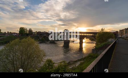 Ponte Coperto (ponte coperto) sul fiume Ticino a Pavia al tramonto, Lombardia, italia. Foto Stock