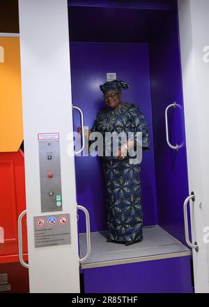 Kiel, Germania. 19th giugno, 2023. Il vincitore del premio Ngozi Okonjo-Iweala, Direttore Generale dell'Organizzazione Mondiale del Commercio, si è aggiudicato un paternoster alla cerimonia di premiazione del Premio Mondiale dell'Economia 2023 presso la Landeshaus. L'Istituto Kiel per l'economia mondiale, la capitale dello stato e la Camera di Commercio e industria dello Schleswig-Holstein hanno assegnato annualmente il premio non dotato dal 2005. Va ai leader di pensiero di una società cosmopolita, di libero mercato e sociale. Credit: Christian Charisius/dpa/Alamy Live News Foto Stock