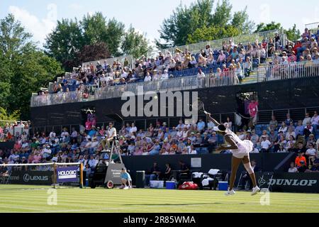 Una visione generale come Venus Williams serve contro Camila Giorgi durante il Women’s Singles Qualificing Match il primo giorno del Rothesay Classic Birmingham all'Edgbaston Priory Club. Data immagine: Lunedì 19 giugno 2023. Foto Stock