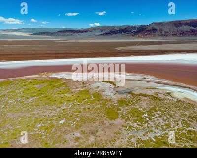 Argentina: Puna - vista aerea della colorata Laguna Carachi Pampa, un paesaggio surreale e bellissimo circondato da rocce vulcaniche e dune di sabbia Foto Stock