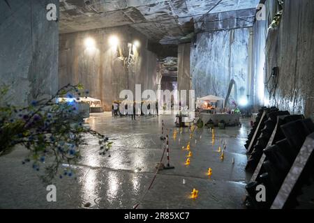 CARRARA, ITALIA - 10 giugno 2023: Vista sul sito industriale della cava di marmo di Carrara Foto Stock