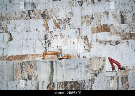 CARRARA, ITALIA - 10 giugno 2023: Vista sul sito industriale della cava di marmo di Carrara Foto Stock