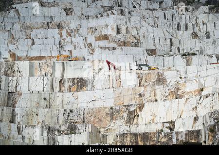 CARRARA, ITALIA - 10 giugno 2023: Vista sul sito industriale della cava di marmo di Carrara Foto Stock