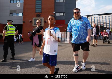 Manchester, Regno Unito. 19th giugno, 2023. Manchester, Inghilterra, giugno 19th 2023: I tifosi inglesi si riuniscono davanti alla partita di calcio dei qualificatori europei UEFA 2024 tra Inghilterra e Macedonia settentrionale all'Old Trafford di Manchester, Inghilterra. (James Whitehead/SPP) Credit: SPP Sport Press Photo. /Alamy Live News Foto Stock