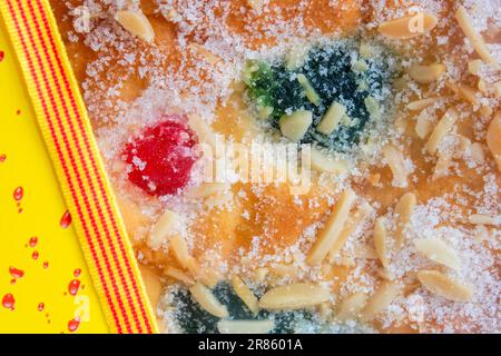 Brioix di frutta candita per la celebrazione di Sant Joan, chiamato 'coca de Sant Joan', con un nastro della bandiera catalana. Foto Stock