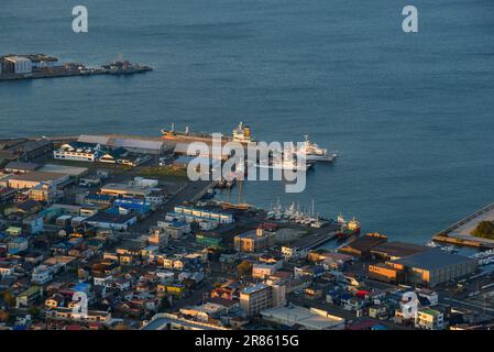 Hakodate, Giappone - 27 aprile 2023. Paesaggio della città portuale al tramonto, visto dalla cima del Monte Hakodate, Giappone. Foto Stock