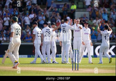 Stuart Broad in Inghilterra (terza a destra) festeggia con i compagni di squadra dopo aver preso il guicket del Marnus Labuschagne in Australia durante il quarto giorno della prima partita di test delle Ashes a Edgbaston, Birmingham. Data immagine: Lunedì 19 giugno 2023. Foto Stock