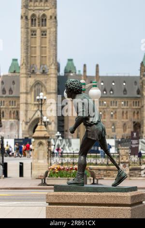 Ottawa, Ontario - 19 maggio 2023: Statua di Terry Fox vicino al Parlamento canadese. Foto Stock