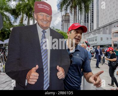 MIAMI, Florida – 13 giugno 2023: Un dimostratore è visto vicino a un tribunale federale a Miami prima di un’audizione di arrognimento per l’ex presidente Donald Trump. Foto Stock