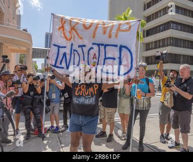 MIAMI, Florida – 13 giugno 2023: I dimostranti e altri sono visti vicino a un tribunale federale di Miami prima di un arrapimento dell’ex presidente Donald Trump. Foto Stock